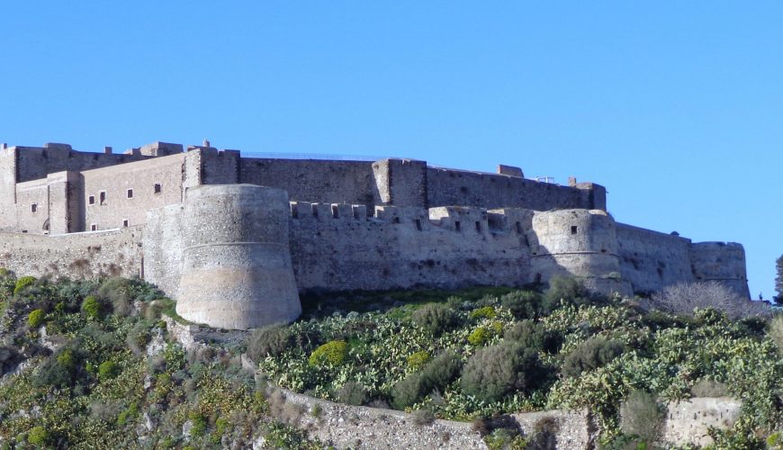 Das Schloss von Milazzo - Bewachte Parkplätze in Milazzo