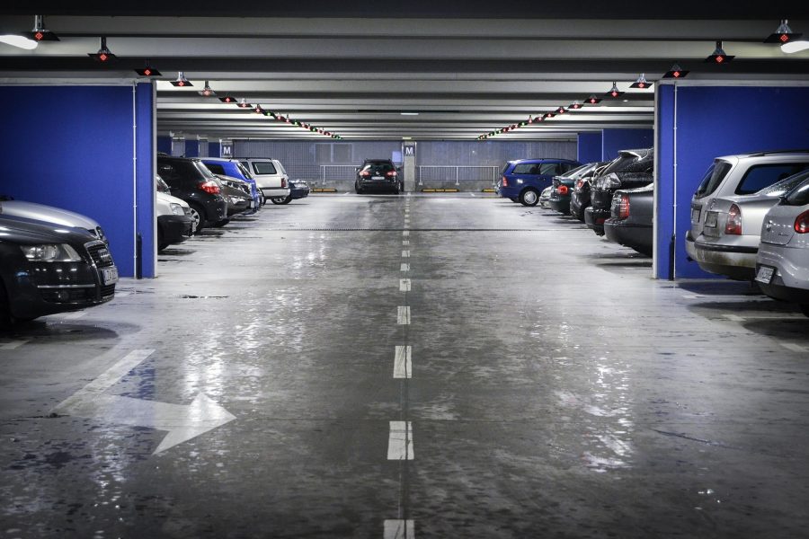 Bewachter und überdachter Parkplatz für mittelgroße Autos