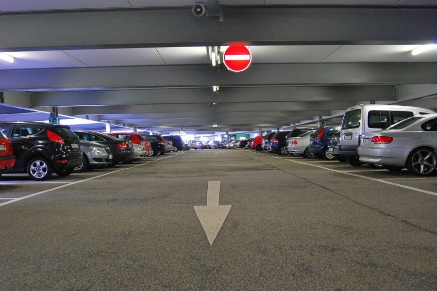Bewachter und überdachter Parkplatz für mittelgroße Autos