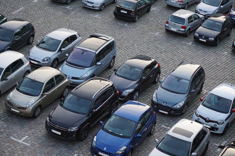 Parking surveillé et non couvert pour les voitures de taille moyenne